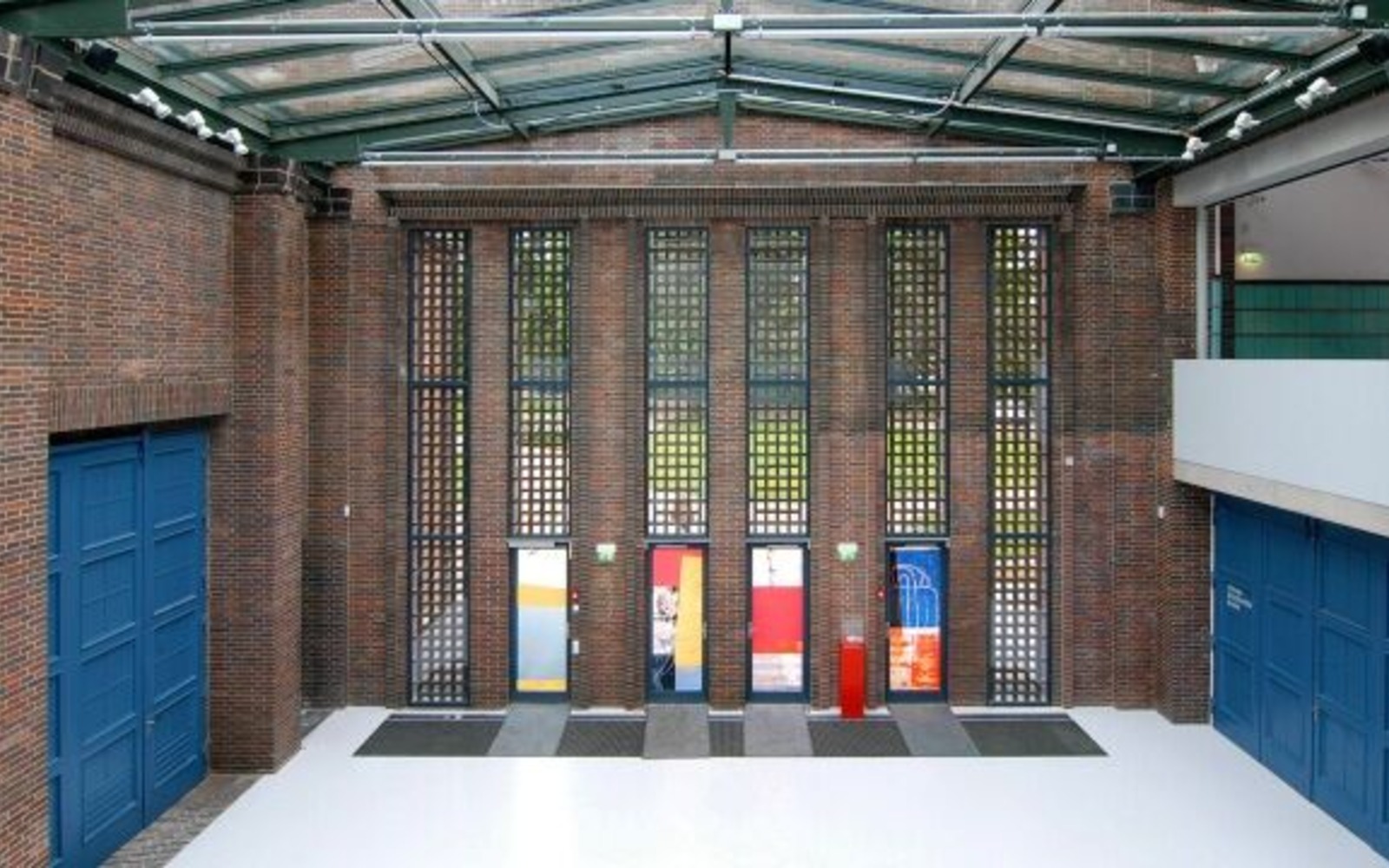 Das Foyer mit Blick auf den Eingangsbereich - Eingangsportal Paco Knöller Yuan, Foto: Marlies Kross, Lizenz: Brandenburgische Kulturstiftung