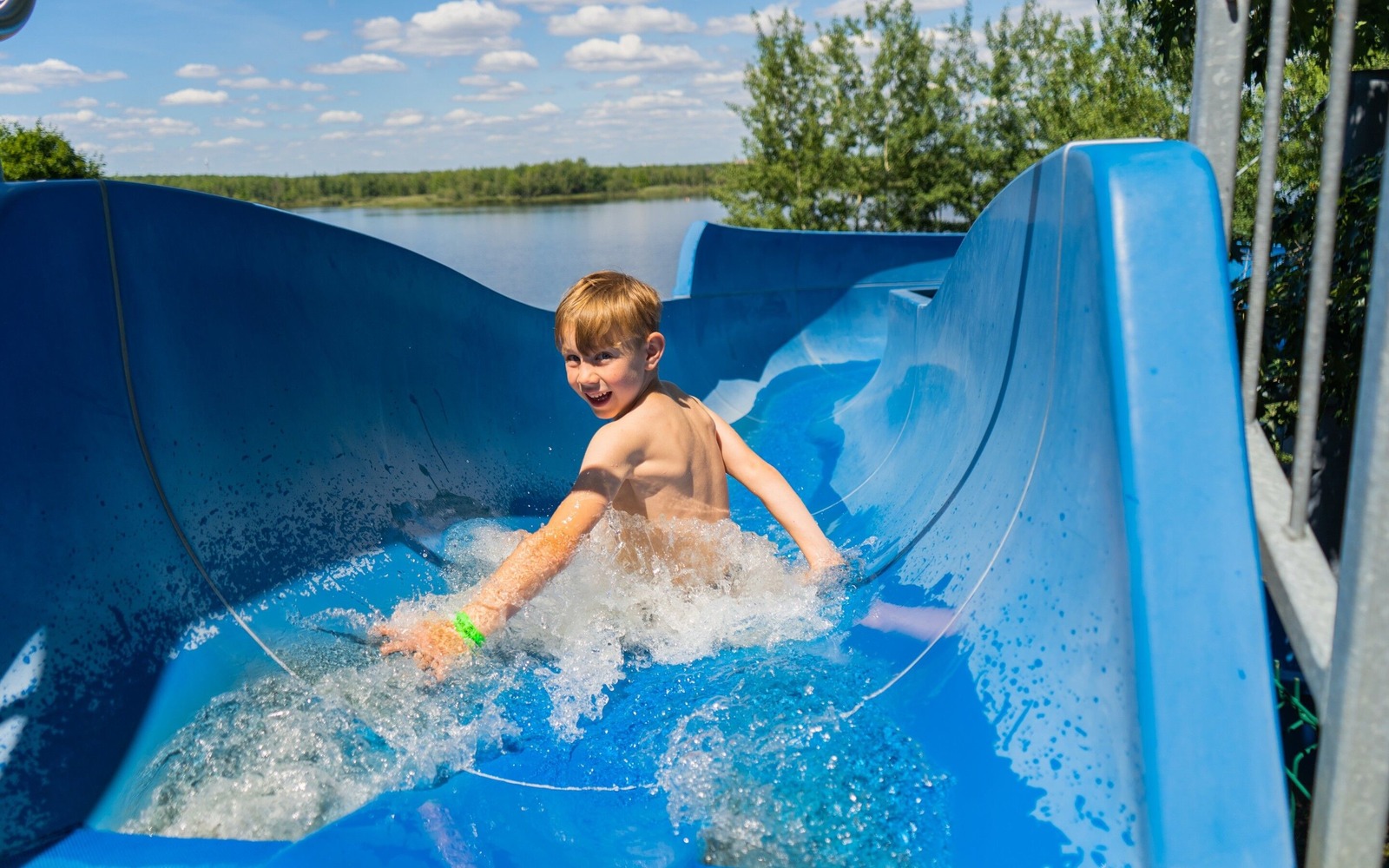 Wasserrutsche im Familienpark Senftenberger See, Foto: Christian Große, Lizenz: Zweckverband Lausitzer Seenland Brandenburg