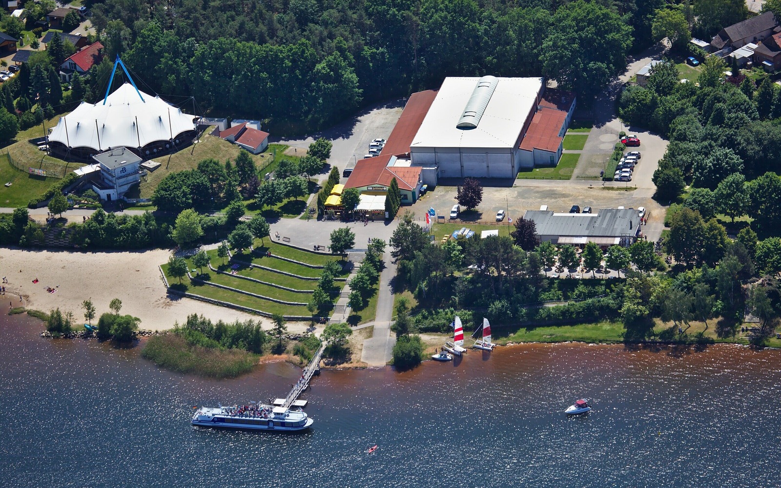 The passenger ship Santa Barbara at its home port, the jetty in Großkoschen, Foto: Luftbild-Service Scheack, Lizenz: Reederei M. Löwa