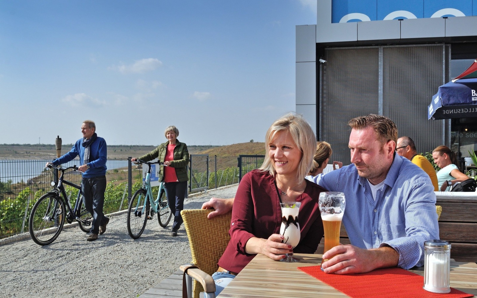 Café und Restaurant an den IBA-Terrassen am Großräschener See, Foto: Tourismusverband Lausitzer Seenland/Nada Quenzel
