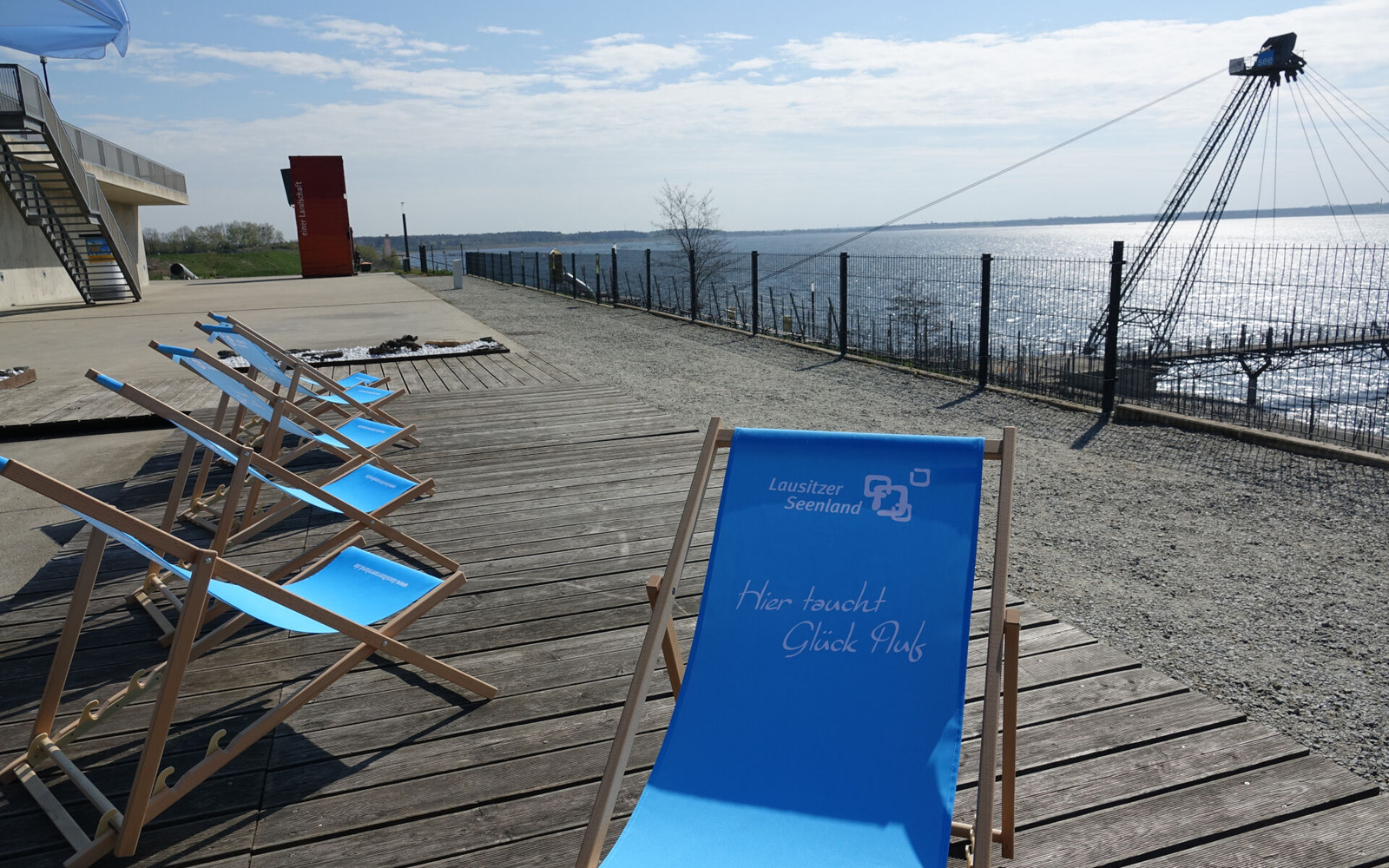 Liegestühle laden zum Relaxen ein, Foto: Tourismusverband Lausitzer Seenland e.V.