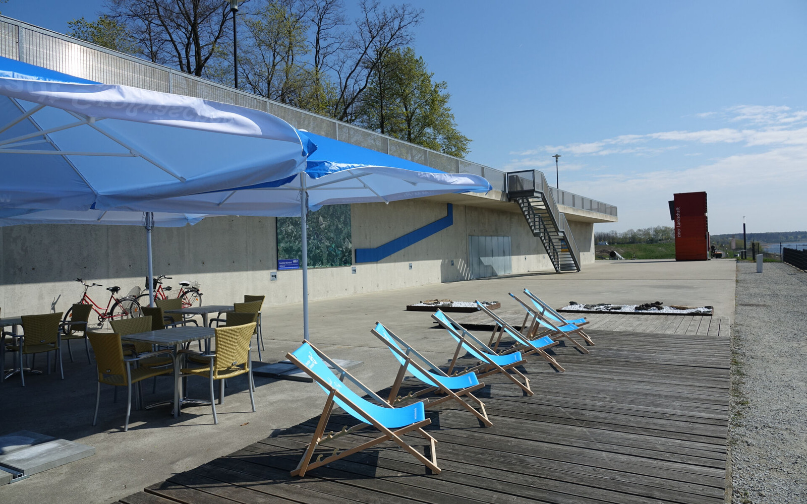 Terasa před bistrem IBA-teras s návštěvnickým centrem Lužické jezerní krajiny, foto: Tourismusverband Lausitzer Seenland e. V.