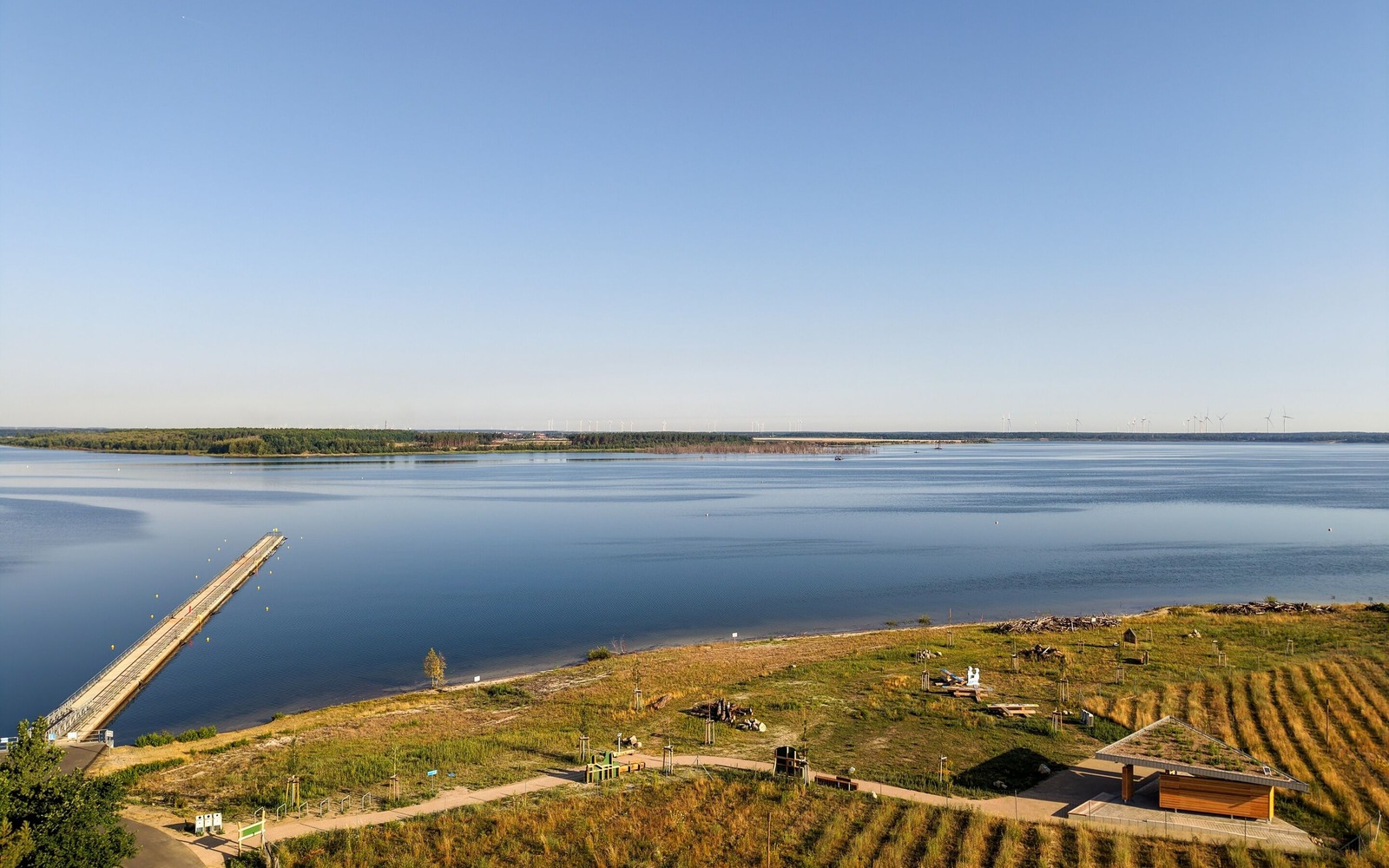 Letecký snímek plovoucího mola a informačního centra o přírodě u jezera Sedlitzer See, Foto: Julia Kussatz, Lizenz: Zweckverband Lausitzer Seenland Brandenburg