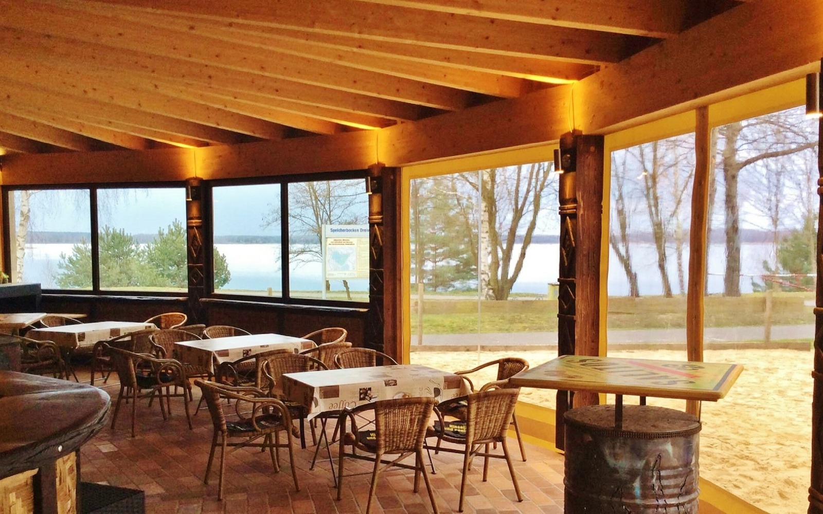 Sitzbereich in der Beachbar bei geschlossenen Planen, Foto: Jörg Berndt, Lizenz: Camping- und Caravanparadies Dreiweiberner See